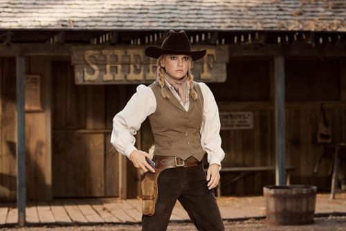 《飞常好莱坞》中anna作西部牛仔装扮重现经典画面