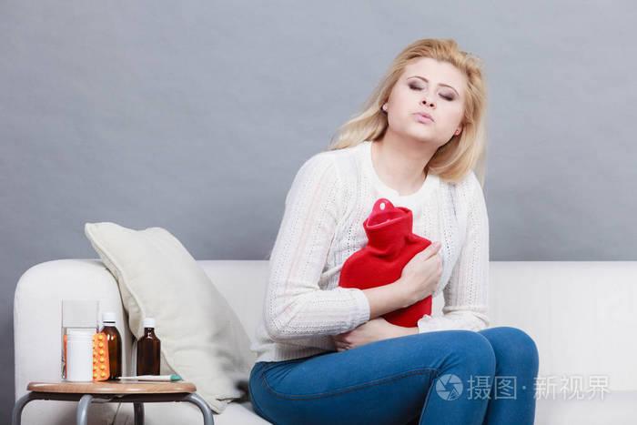 女人的感觉胃抽筋坐在 cofa