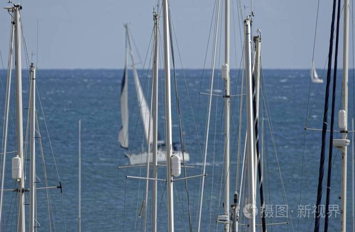 意大利西西里地中海码头迪拉古萨帆船桅杆在码头
