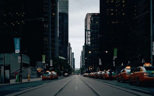 城市,摩天大楼,公路,出租汽车,黄昏 壁纸 - 1680x1050