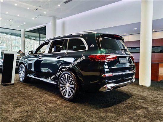 迈巴赫gls480的车身侧面非常霸气硬朗,双色拼接的车身显得外观更加