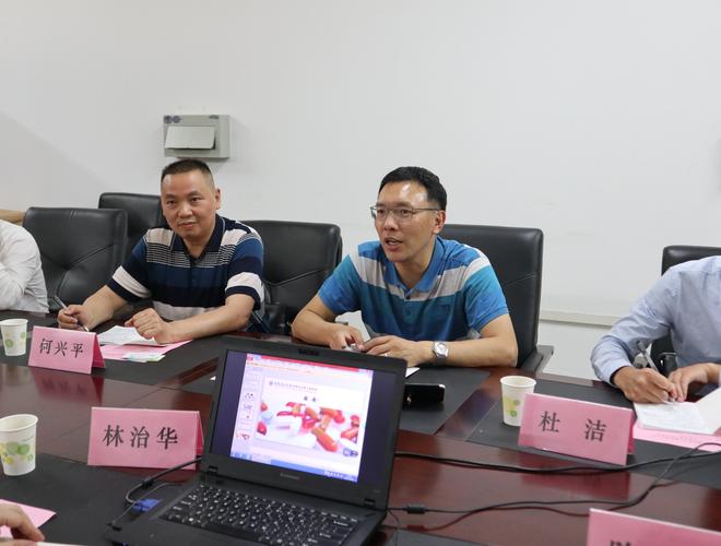 重庆希尔安药业有限公司副总经理邹茂强在会上介绍相关情况