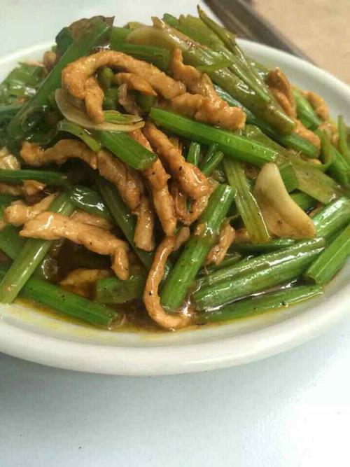 淀粉抓匀 锅内倒油,油热倒入肉丝炒变色 倒入芹菜,把芹菜与肉丝炒匀