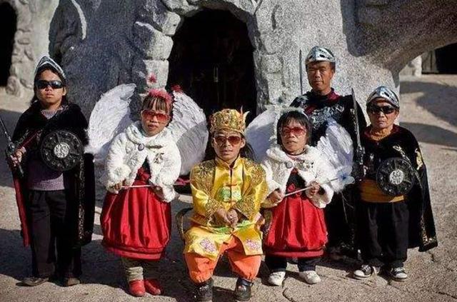 上百位小矮人身高不足1.3米,环境