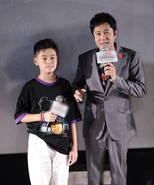 55岁蔡国庆近况被曝光与10岁儿子现身首映礼面对媒体略显羞涩