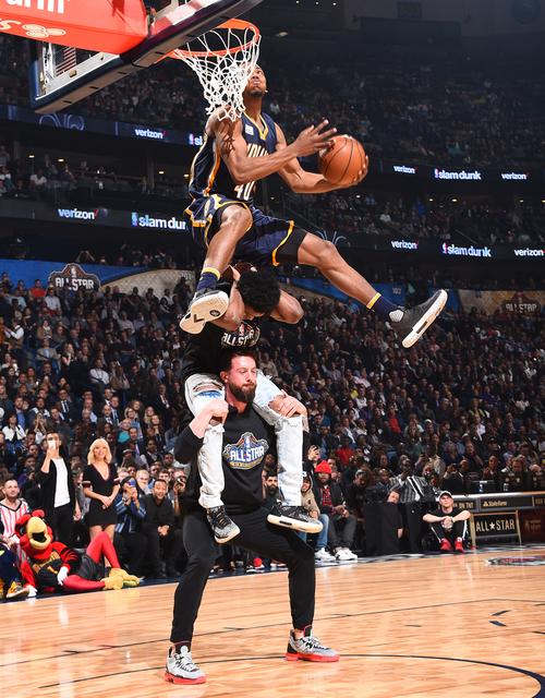 "小狗"罗宾逊第1扣(50分):飞跃"叠罗汉"扣篮背影