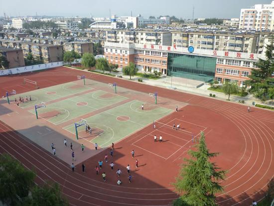 学校树立"以育人为中心,办人民满意学校"的办学思想,全面实施素质教育