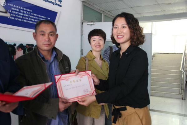 河北大学工商学院党委副书记朱红梅为家长颁发书院聘书