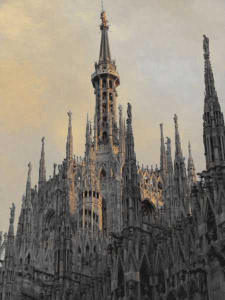 位于意大利米兰市,是米兰的主教座堂,也是世界五大教堂之一,规模居