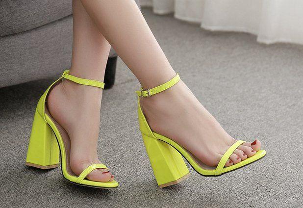 一字带凉鞋流行是因为简约的风格让女生喜爱你怎么看呢