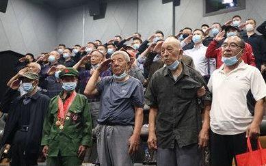 还离不开剧组的群演们,尤其是7连里的157位退伍老兵们