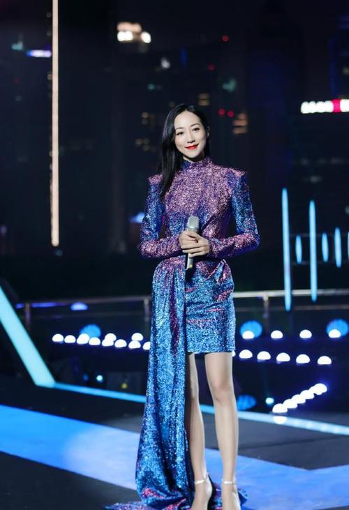 原创韩雪大秀腿精穿蓝紫色亮礼裙色彩梦幻惊艳全场