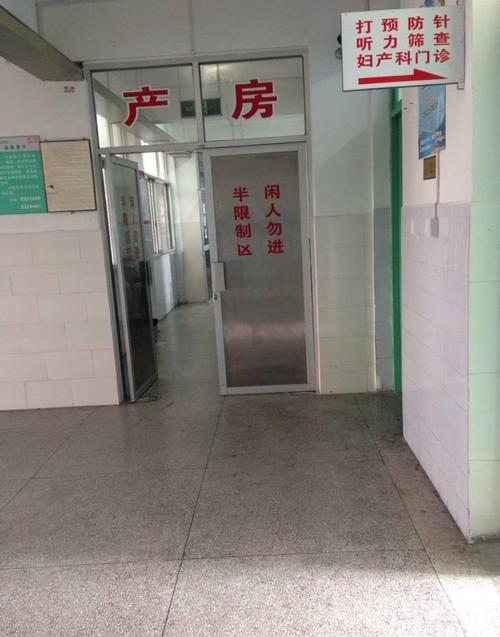 产妇辛苦生二胎产房外空无一人护士也看不下去了