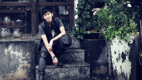 若昀蹲于复古文雅店面门口写真壁纸