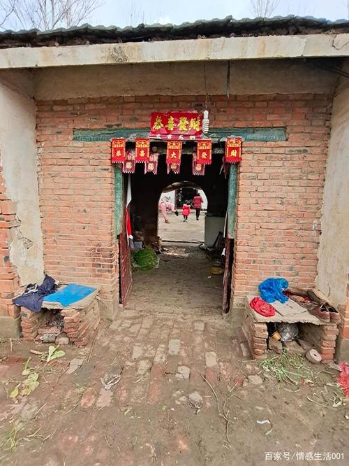 农村的老院子,大门口俩边俩个墩子可以坐着晒太阳,当凳子用.