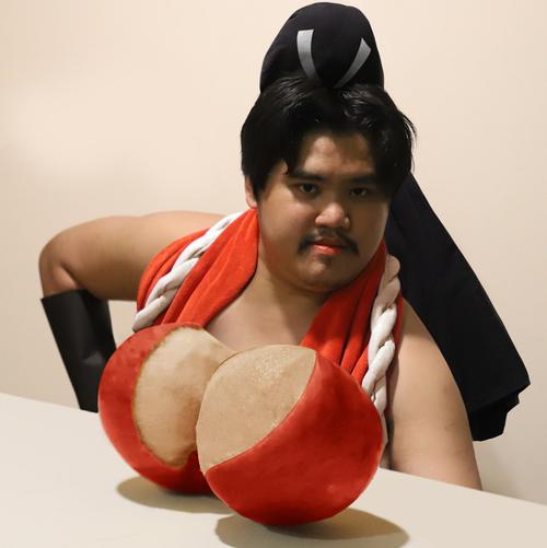 黄金圣斗士也难逃泰国小哥的cos,史上第一件"香蕉味"