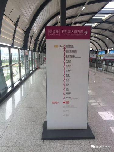 女子搀扶着一位70多岁的婆婆来到武汉地铁阳逻线阳逻站警务室报警求助