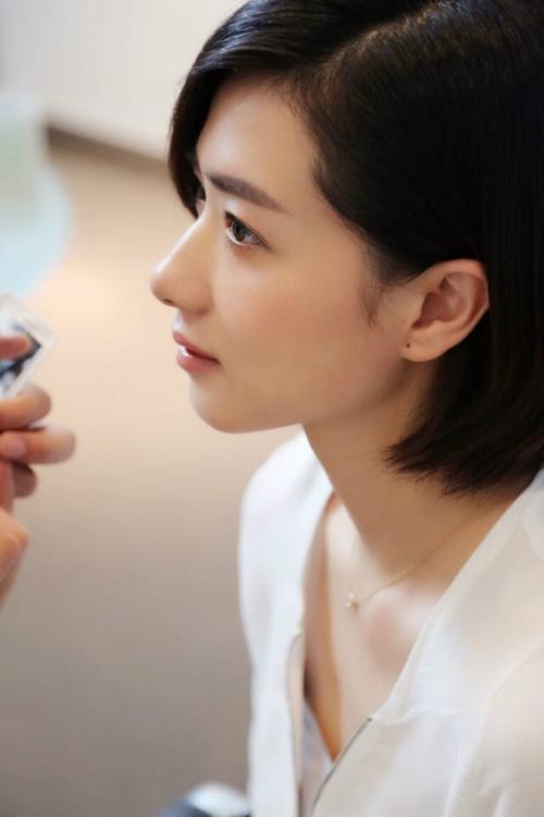 只有万茜.