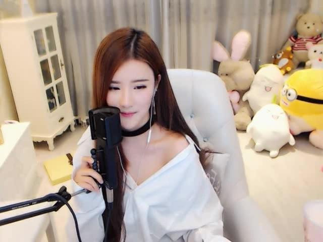 歌词:我只是一个过客,从你的世界路过.你想要什么你说,只要我现在有的