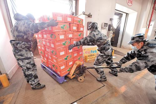 驻鄂部队抗击疫情运力支援队撑起"钢铁运输线"