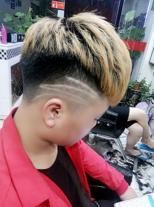 瓜子头雕刻发型飞机头发型