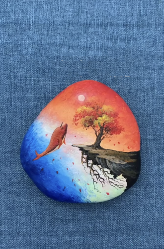 美术生石头上画"大鱼海棠",开始:别闹了,成品:秀儿,快