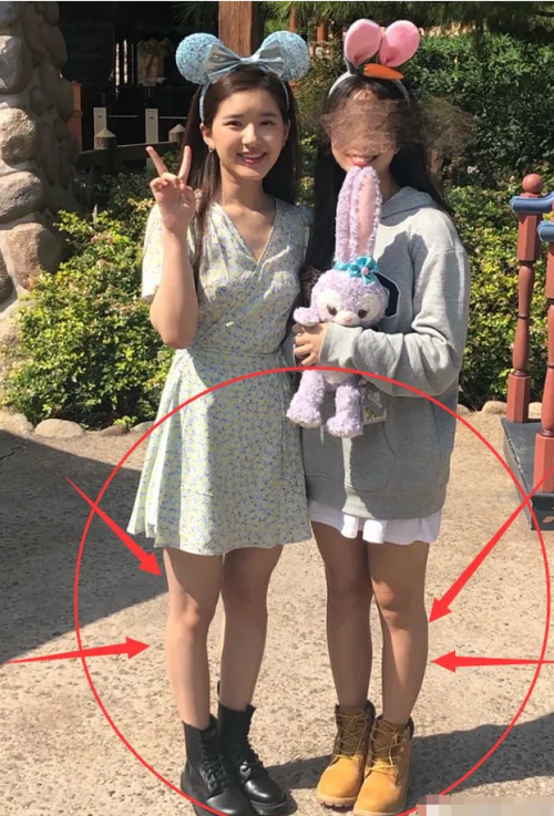 赵露思成"合照工具人",看清和路人腿型对比,女生要自闭了
