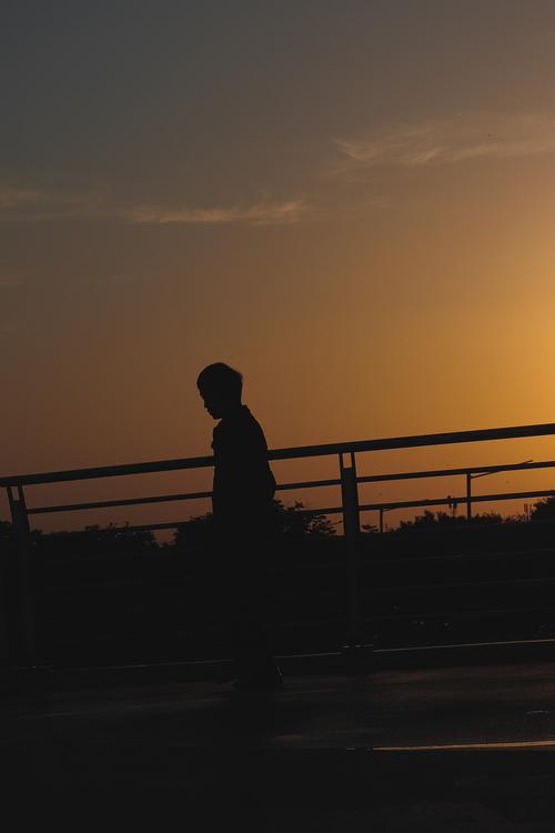 日子匆忙不要错过落日与夕阳西安街拍第25期夕阳下的剪影