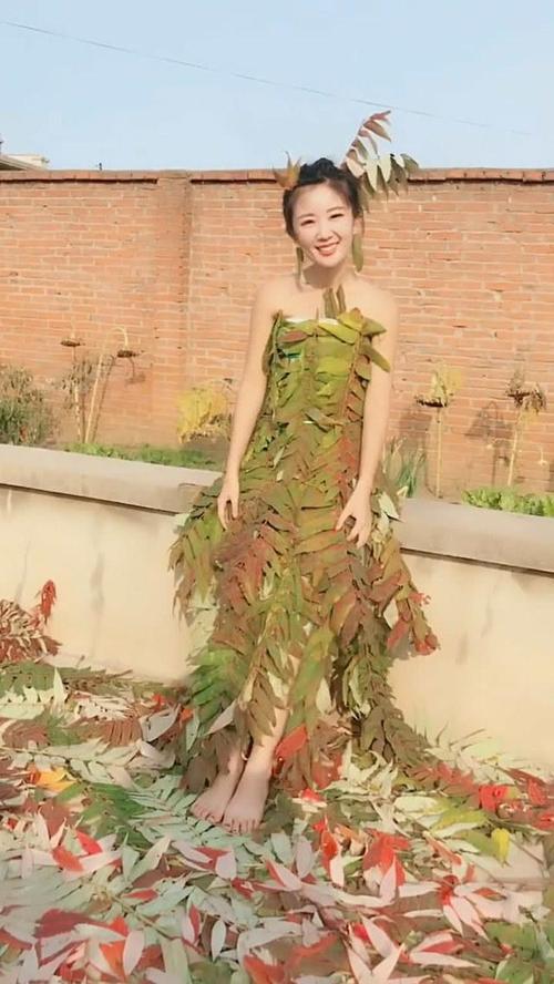 乡下小姐姐用树枝树叶自制连衣裙走红网友笑容真心好美