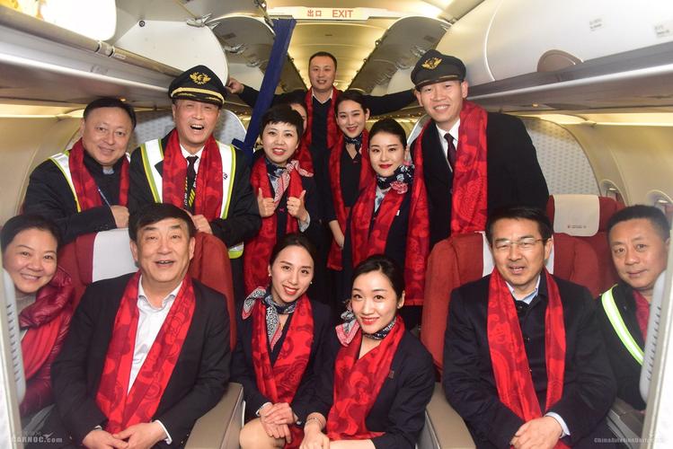 图:与机组人员合影 东航江苏供图在东航旅业客舱清洁分部,公司领导向