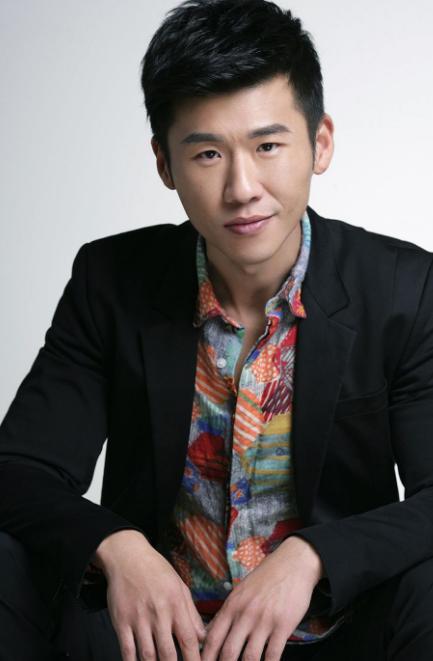 而王骁也从小角色演起,一步一个脚印的在娱乐圈站稳脚步,但愿他以后
