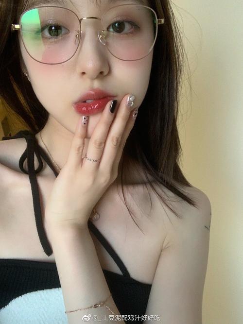 想求一些美女们戴眼镜但是又很放松自然的头像