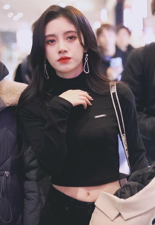 鞠婧祎又来"诱惑"人了,黑色丝绒连衣裙,美得让人不