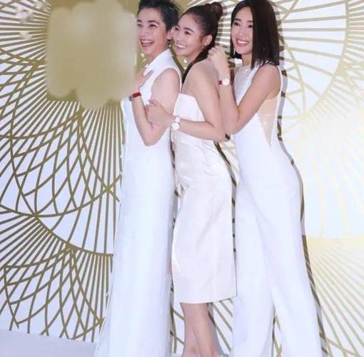 原创隋棠一家16口为小儿子庆生,婆婆抢镜小姑被艳压,3个娃都像爸?