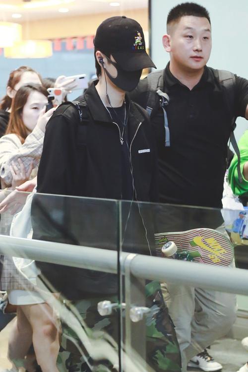 王一博机场遭粉丝围堵,看到保镖全程的手势,确定没把他当弟弟?