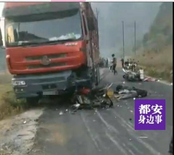 县道加贵路段发生了一起交通事故,一辆大车与摩托车相撞,车祸现场惨烈