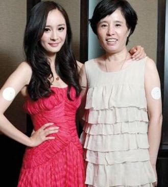 很多人都认为杨幂的家庭背景很好,或者杨幂的爸爸妈妈是艺人,不然杨幂