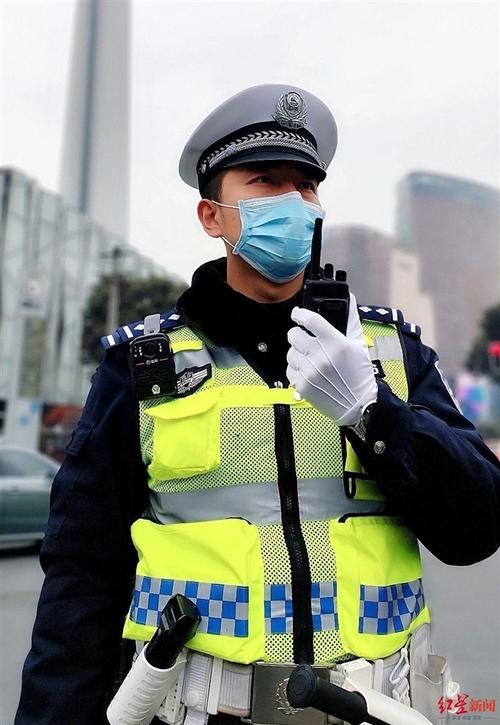 看成都交警这组老照片 感受人民警察背后的无悔誓言