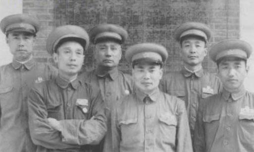 27军政委和政治主任是上将参谋是中将为何军长最低只是少将