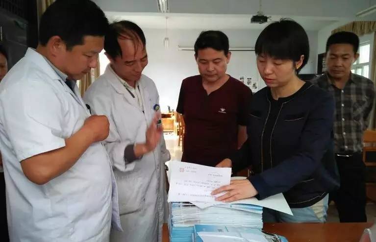 城固县副县长周利华,卫计局局长广崇君在天明镇中心卫生院检查指导