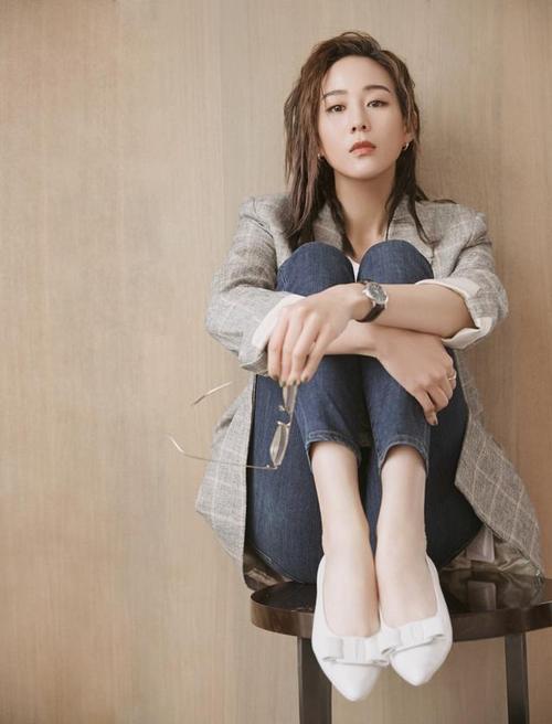 张钧甯也太瘦了吧!身穿蓝色连衣裙配白色平底鞋,轻松