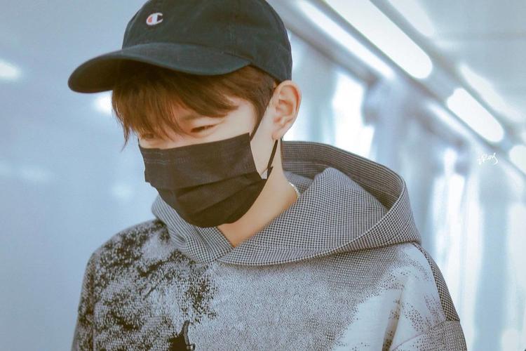 钟爱王源戴口罩的模样,像机场里的小甜心