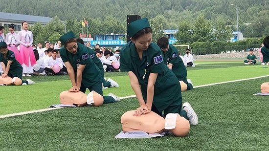 济南护理职业学院为"准护士"授帽传灯