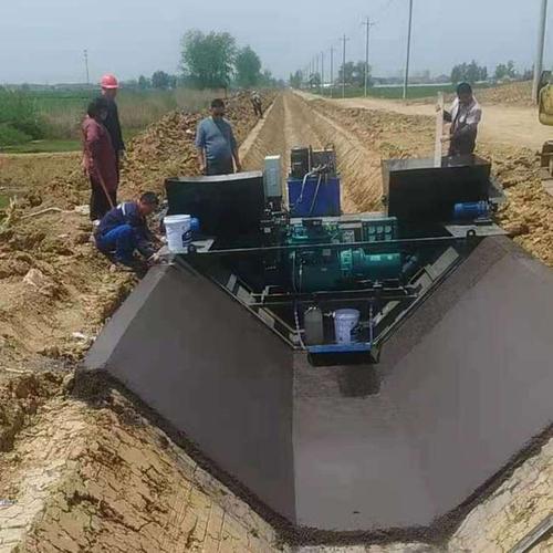 防渗渠成型机 硬质渠滑模机山东合隆马路牙子摊铺机u型渠一次成型机