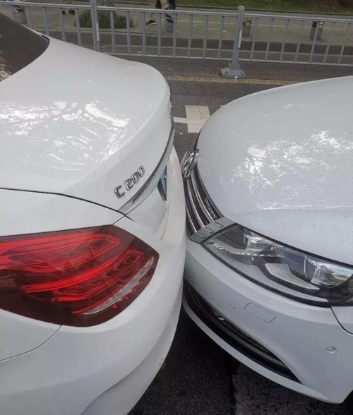 奔驰遭cc追尾已定全责宁波这肇事者竟玩起失联