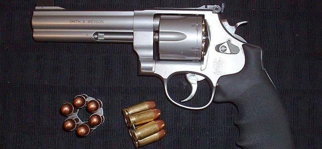 世界经典名枪之史密斯韦森系列手枪赏析最眼熟的是官员专用