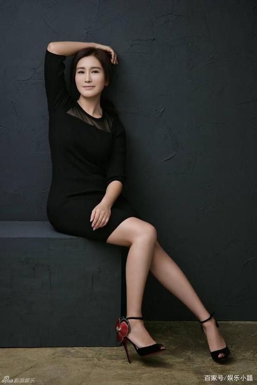 还记得重案六组的季洁吗?身材火辣纱裙难掩其优美曲线