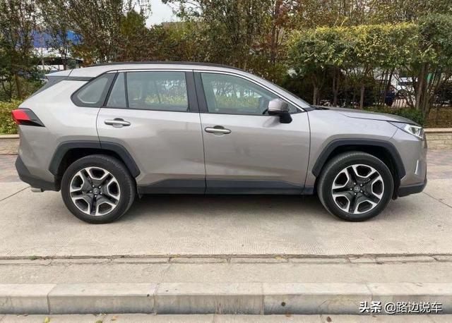 rav4荣放提车作业:放弃本田crv,23万买了全新丰田rav4荣放,修车师傅