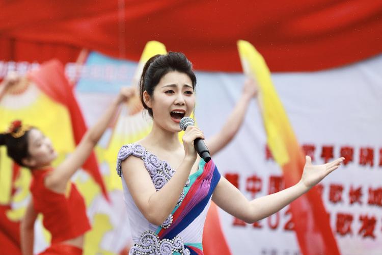 2021年10月2日,青年歌手李晓婵在北京万里长城响水湖段举办了主题为