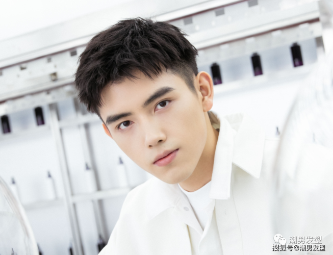 原创男生露额发型有多帅?理发师建议留这4款,时髦又好看!